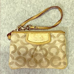 Coach zippier wristlet with hang tag